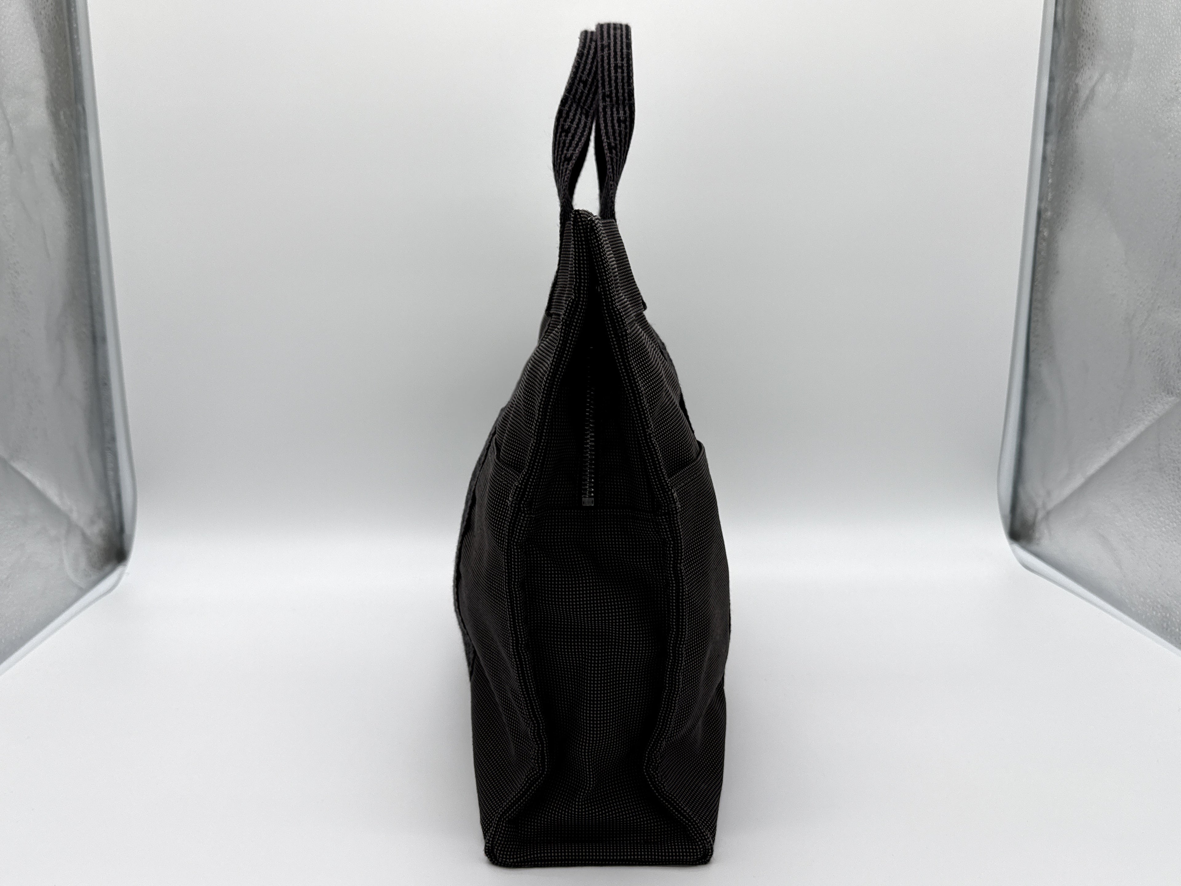 Hermès Her Line MM Hand Bag – Gray Canvas (SKU: 150448)