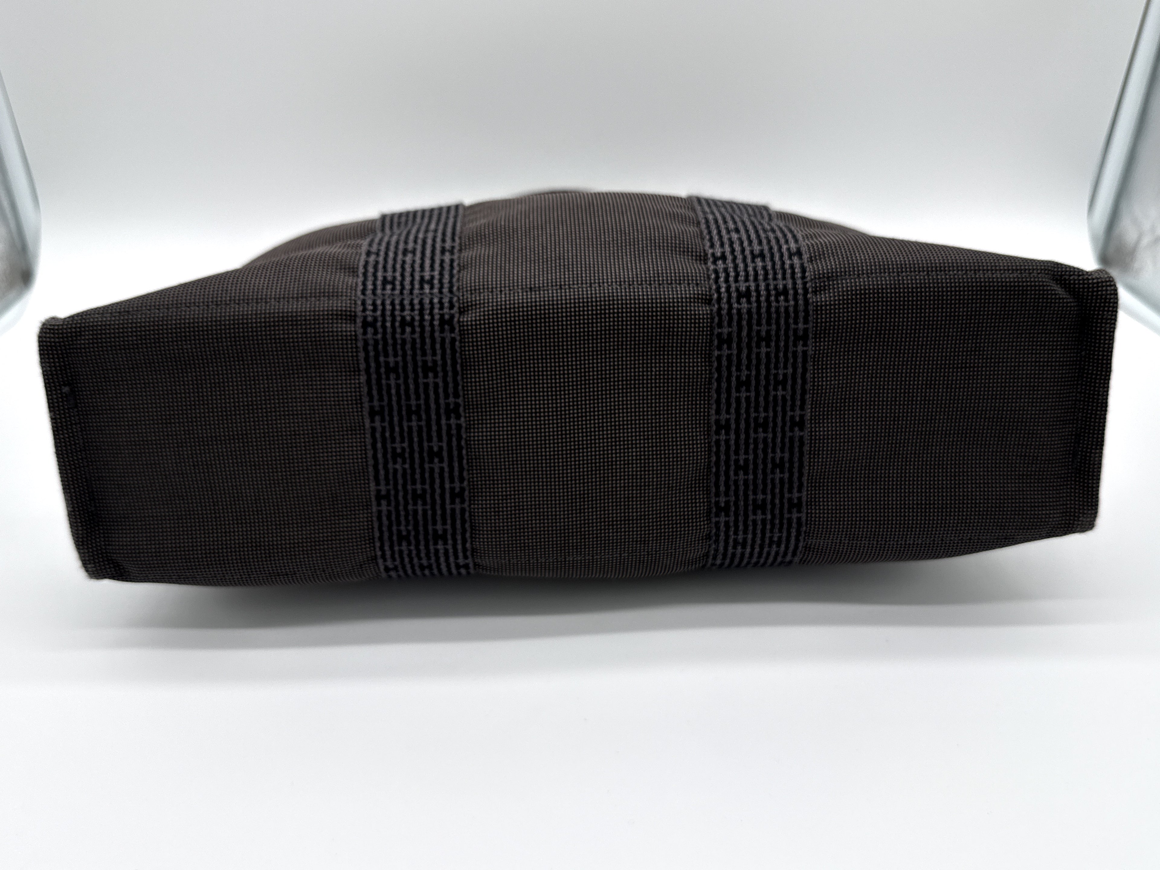 Hermès Her Line MM Hand Bag – Gray Canvas (SKU: 150448)