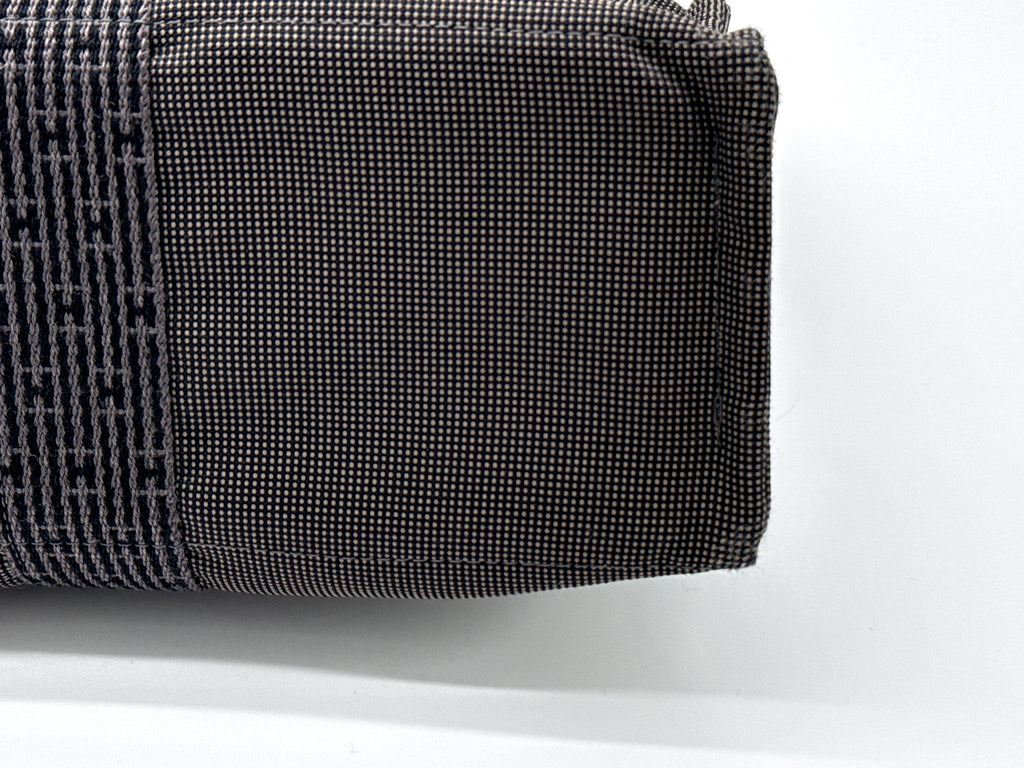 Hermès Her Line MM Hand Bag – Gray Canvas (SKU: 150448)