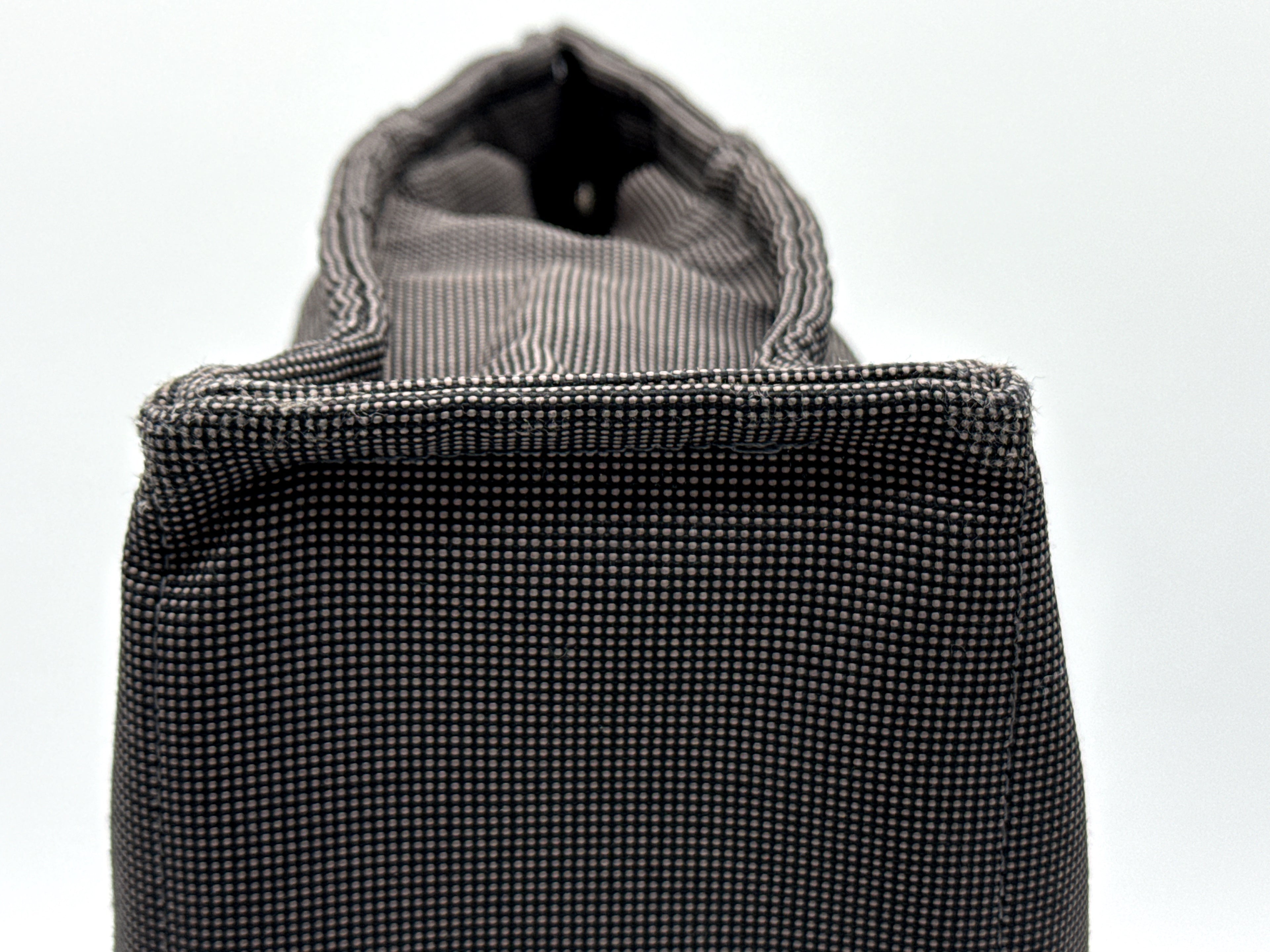 Hermès Her Line MM Hand Bag – Gray Canvas (SKU: 150448)