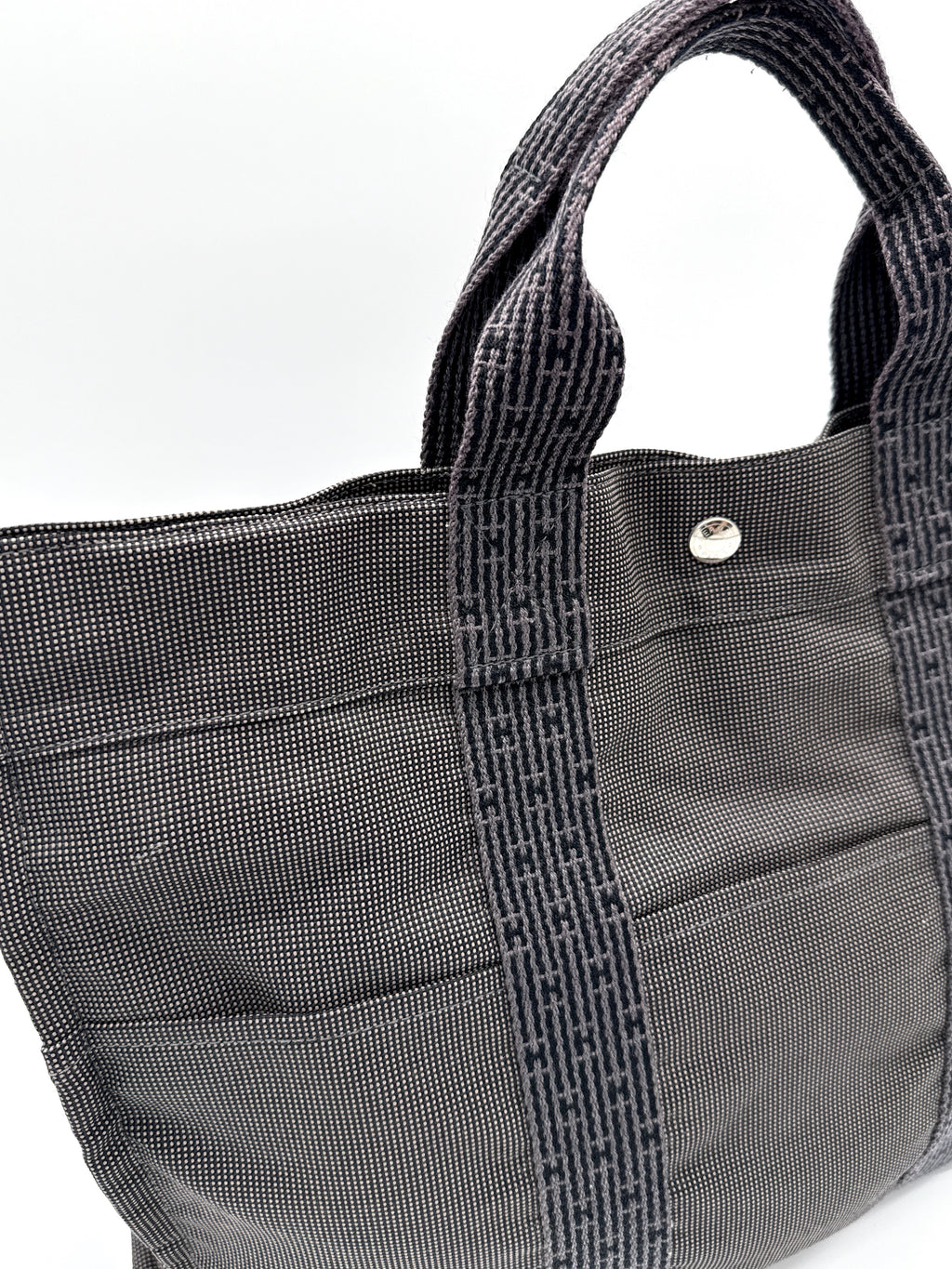 Hermès Her Line MM Hand Bag – Gray Canvas (SKU: 150448)