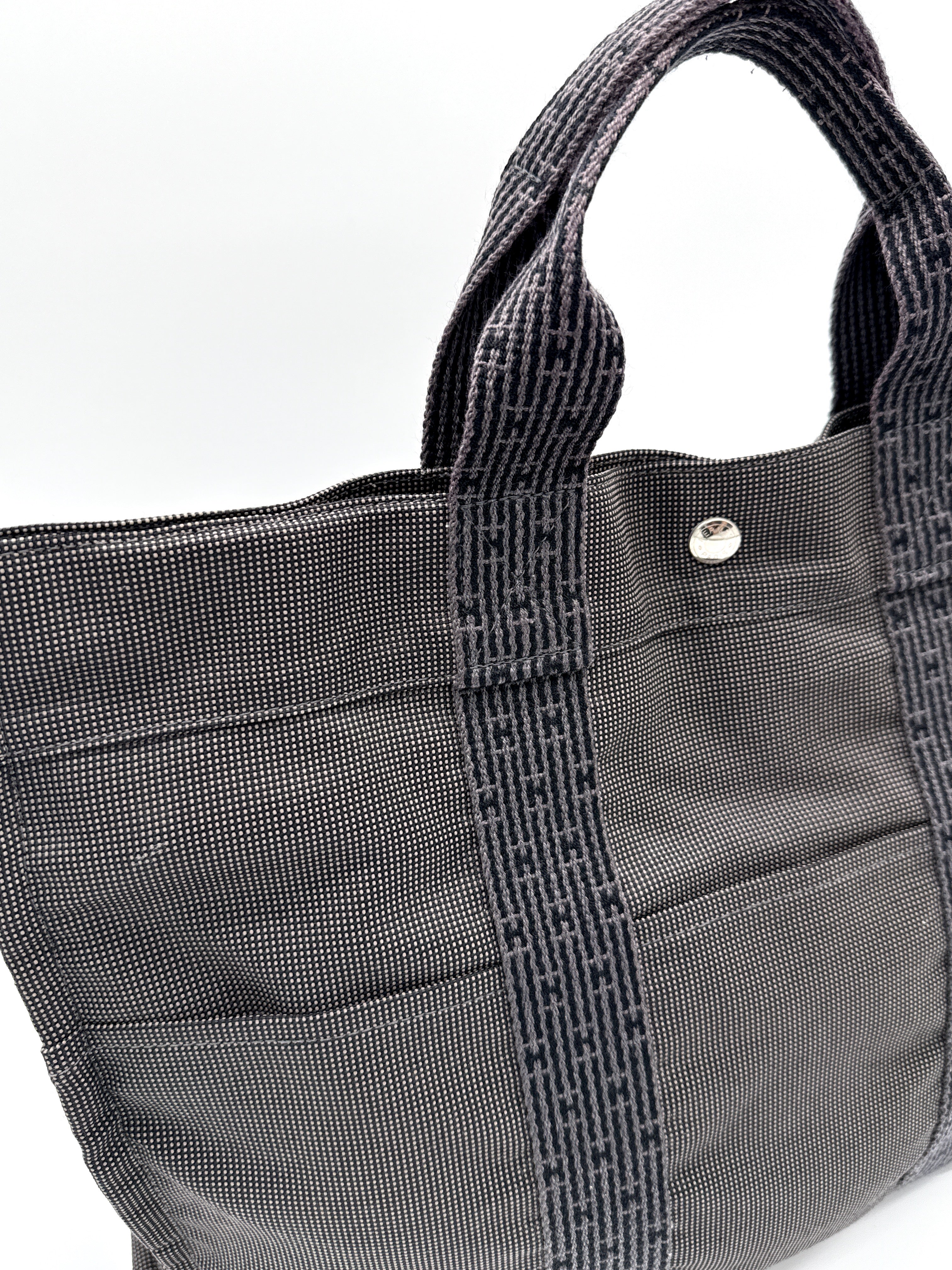 Hermès Her Line MM Hand Bag – Gray Canvas (SKU: 150448)