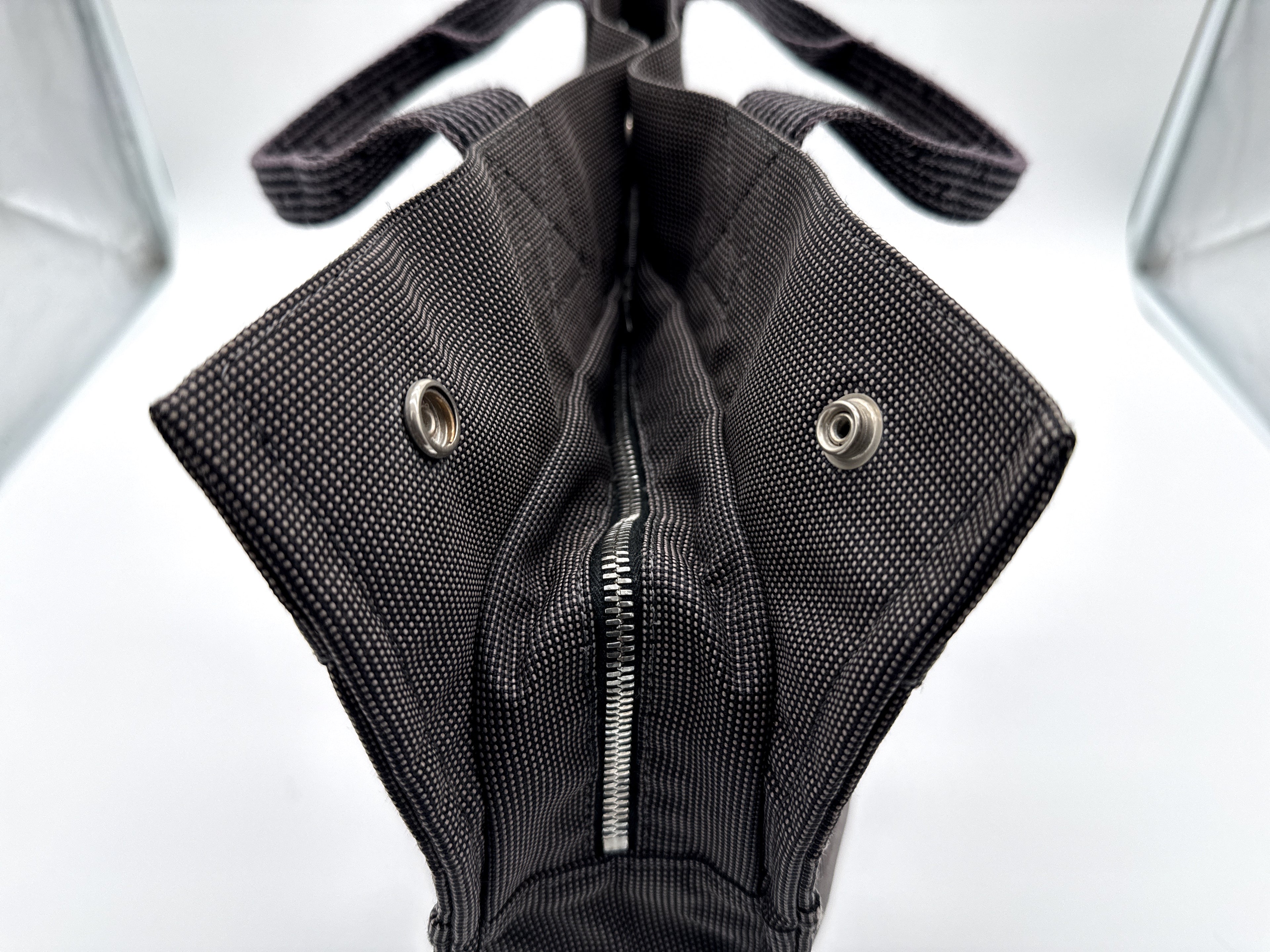 Hermès Her Line MM Hand Bag – Gray Canvas (SKU: 150448)