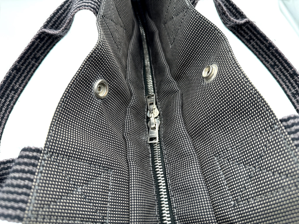 Hermès Her Line MM Hand Bag – Gray Canvas (SKU: 150448)