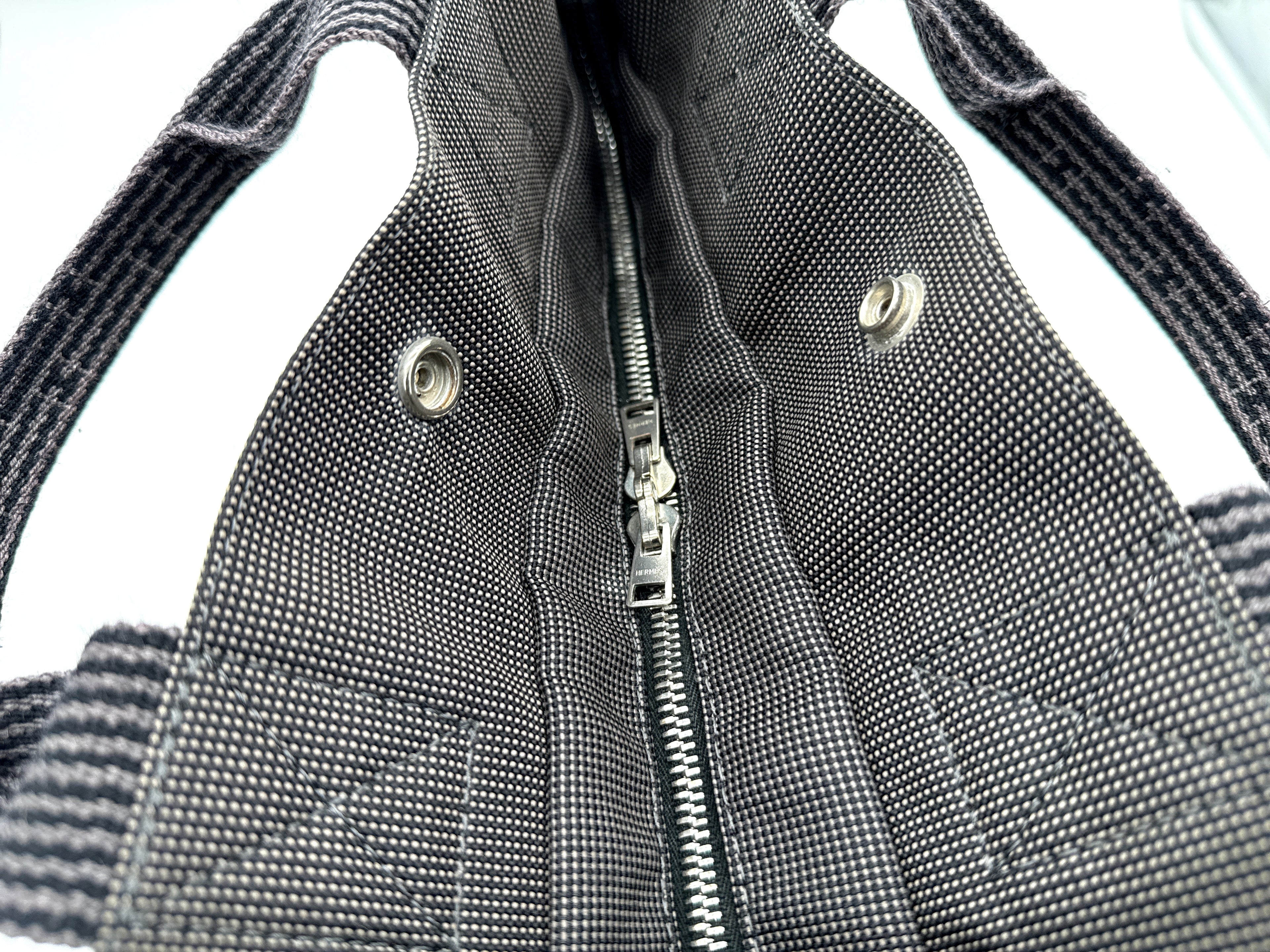 Hermès Her Line MM Hand Bag – Gray Canvas (SKU: 150448)