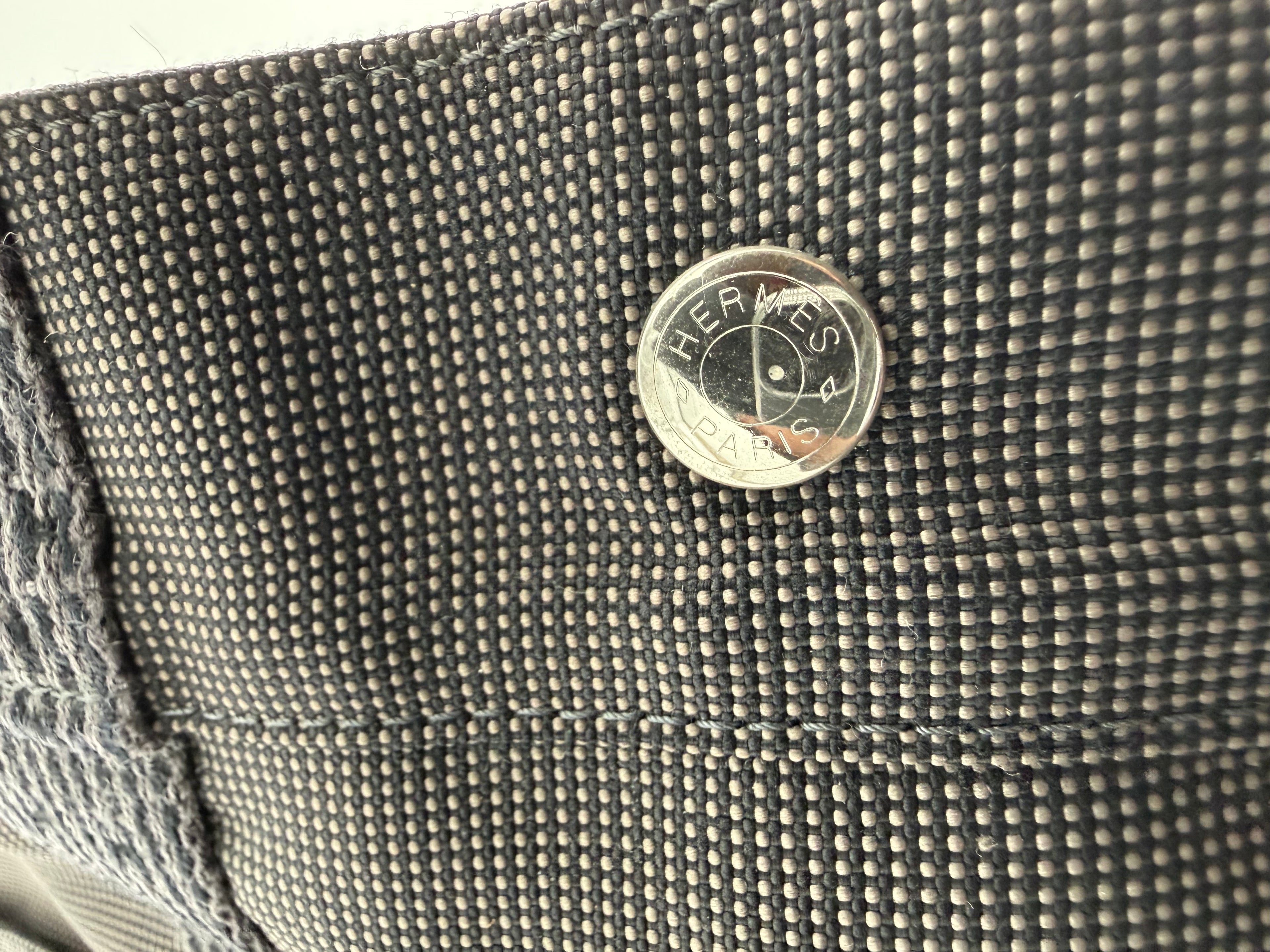 Hermès Her Line MM Hand Bag – Gray Canvas (SKU: 150448)