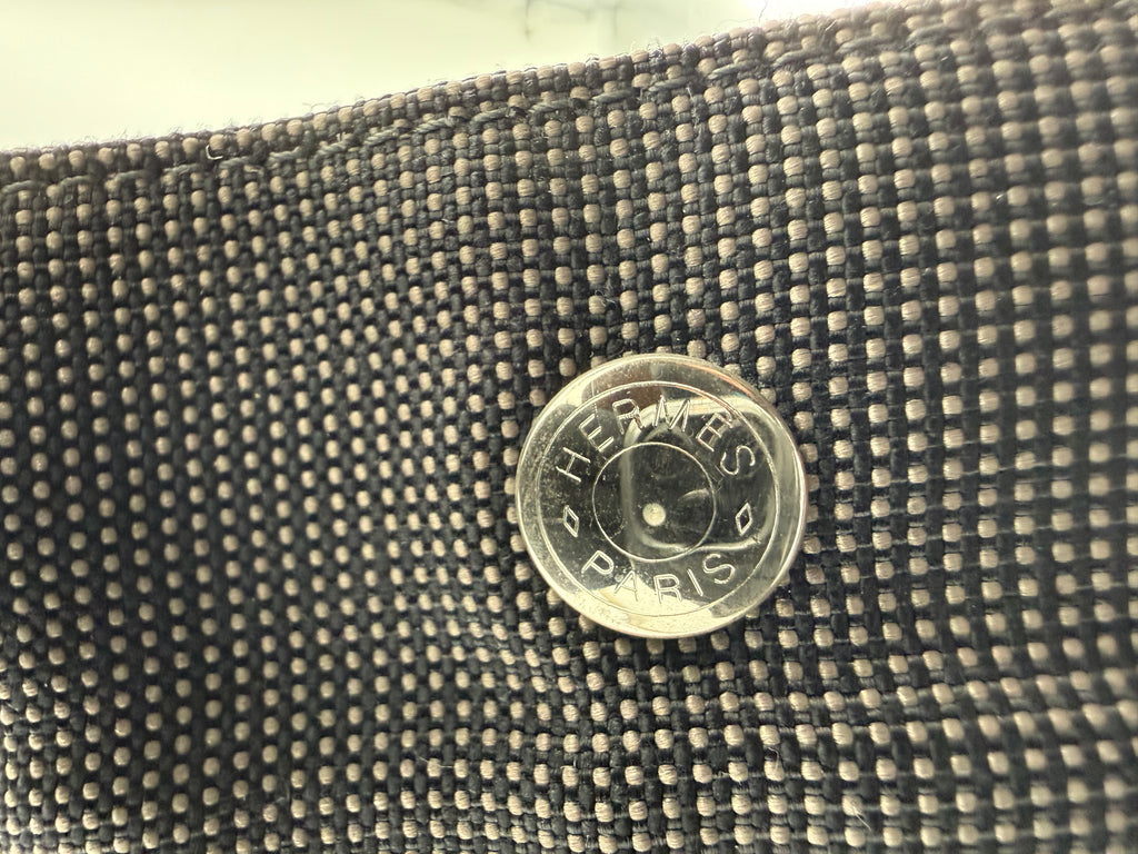 Hermès Her Line MM Hand Bag – Gray Canvas (SKU: 150448)