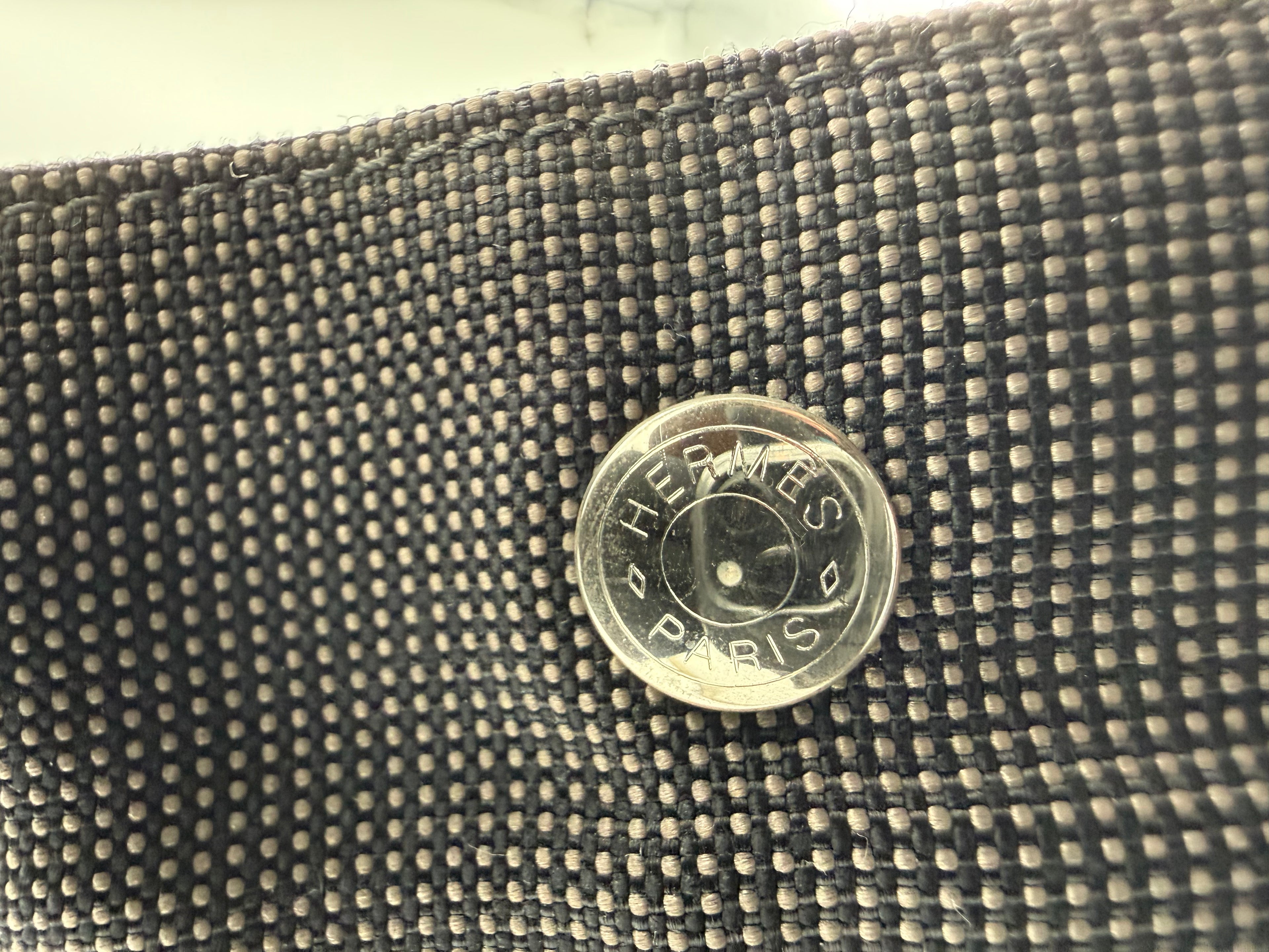 Hermès Her Line MM Hand Bag – Gray Canvas (SKU: 150448)