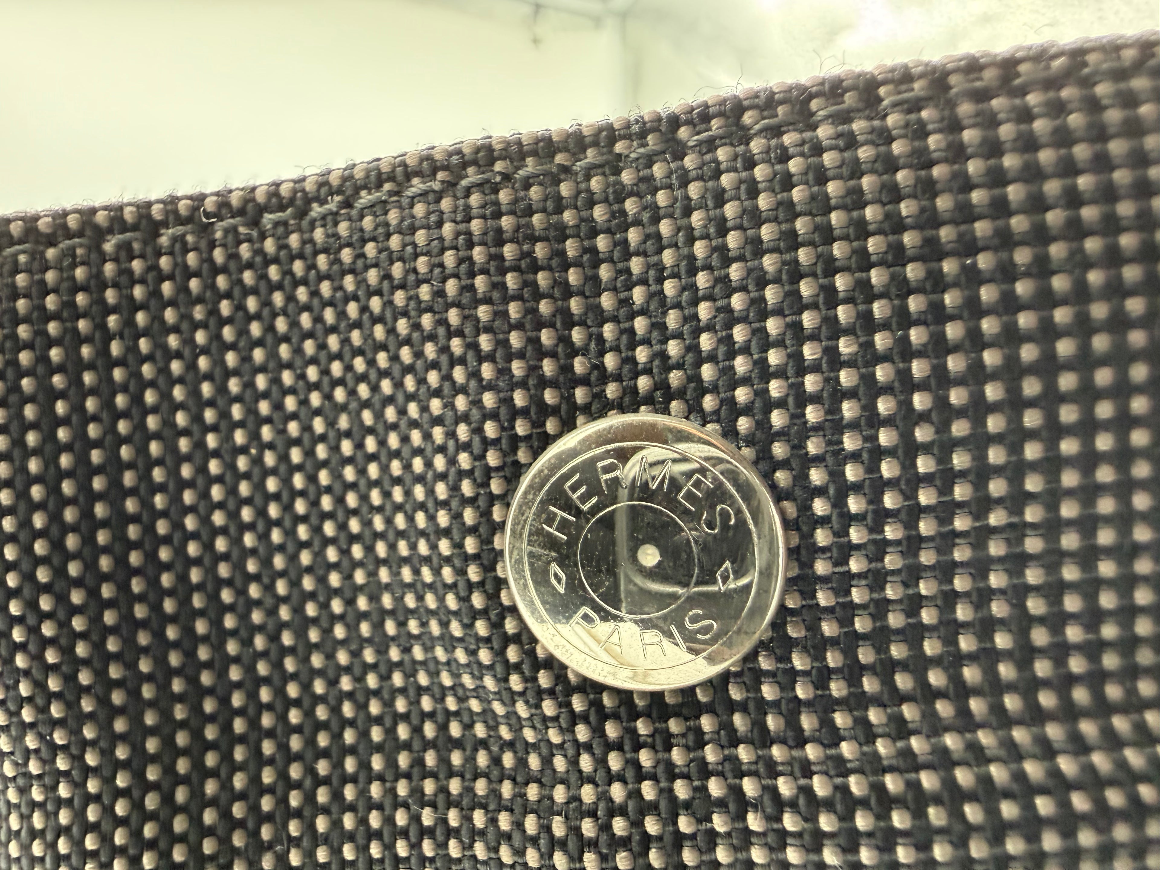 Hermès Her Line MM Hand Bag – Gray Canvas (SKU: 150448)