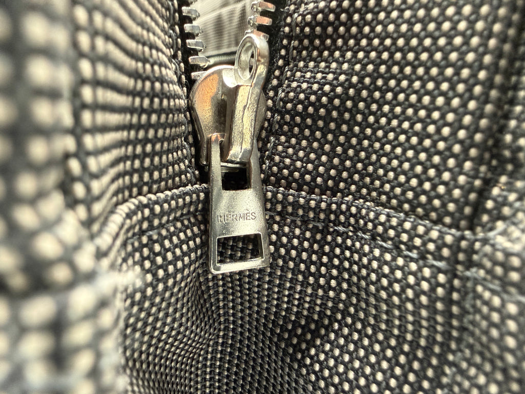 Hermès Her Line MM Hand Bag – Gray Canvas (SKU: 150448)