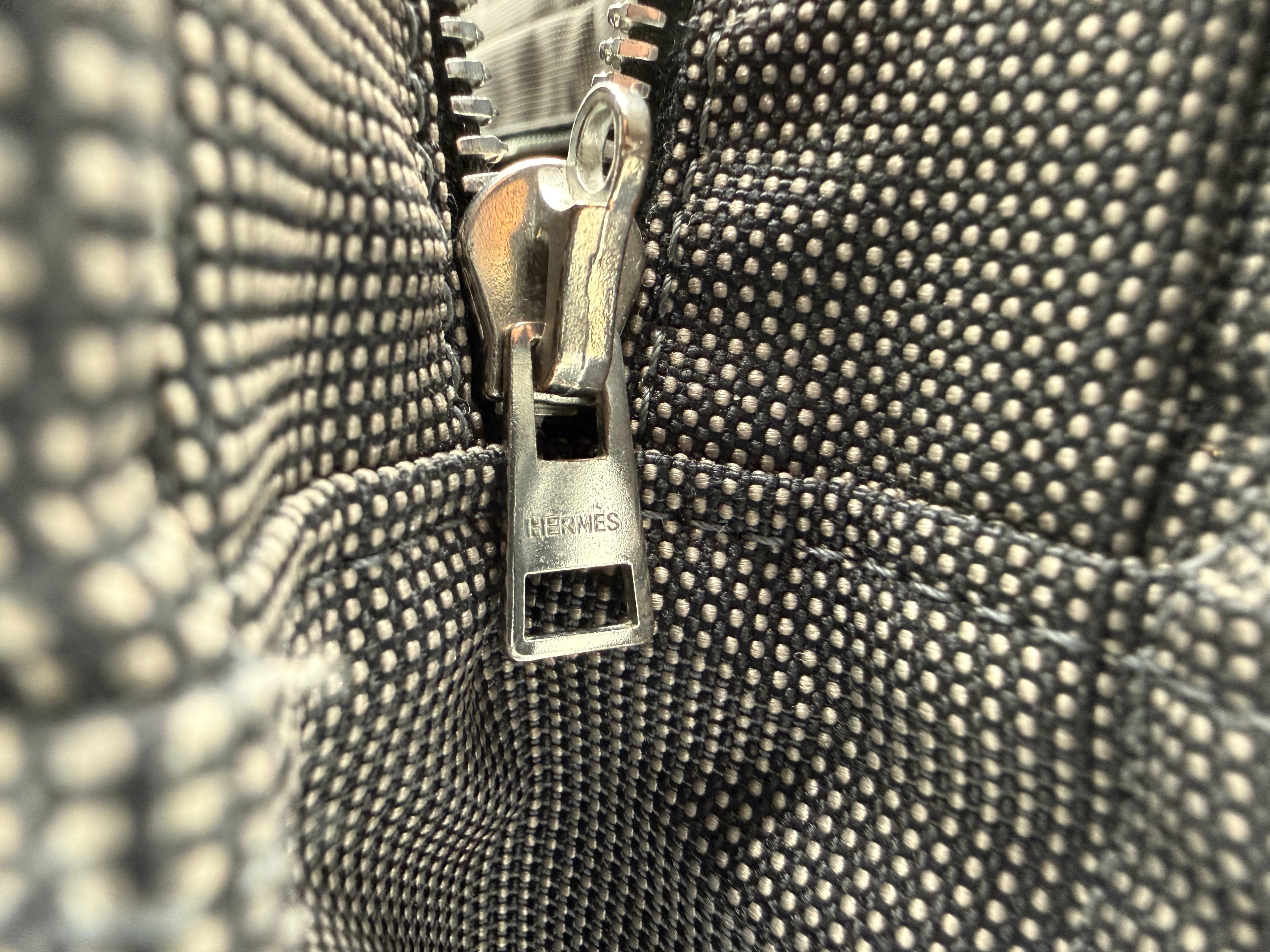 Hermès Her Line MM Hand Bag – Gray Canvas (SKU: 150448)