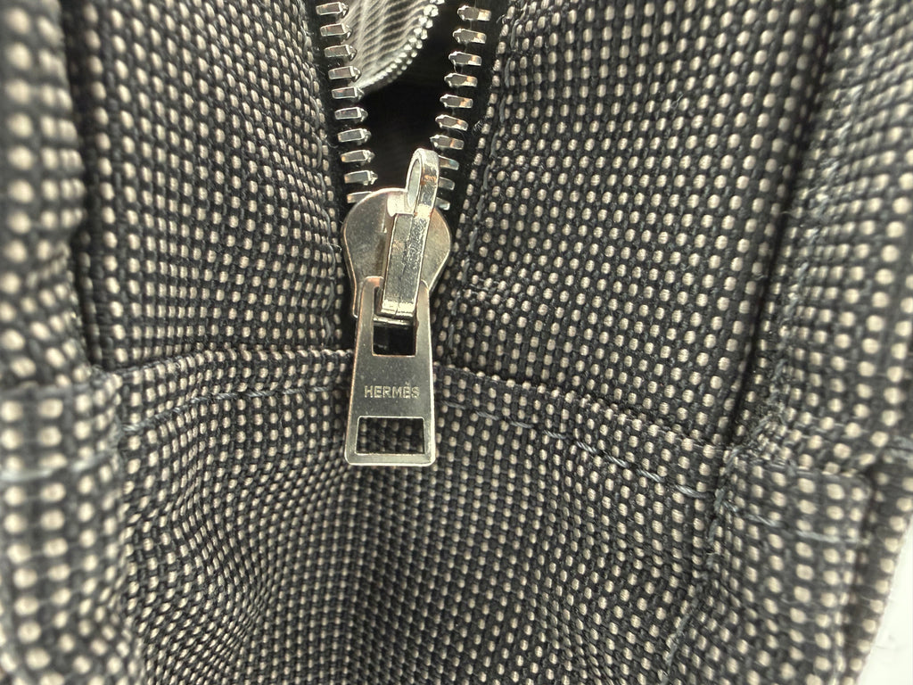 Hermès Her Line MM Hand Bag – Gray Canvas (SKU: 150448)