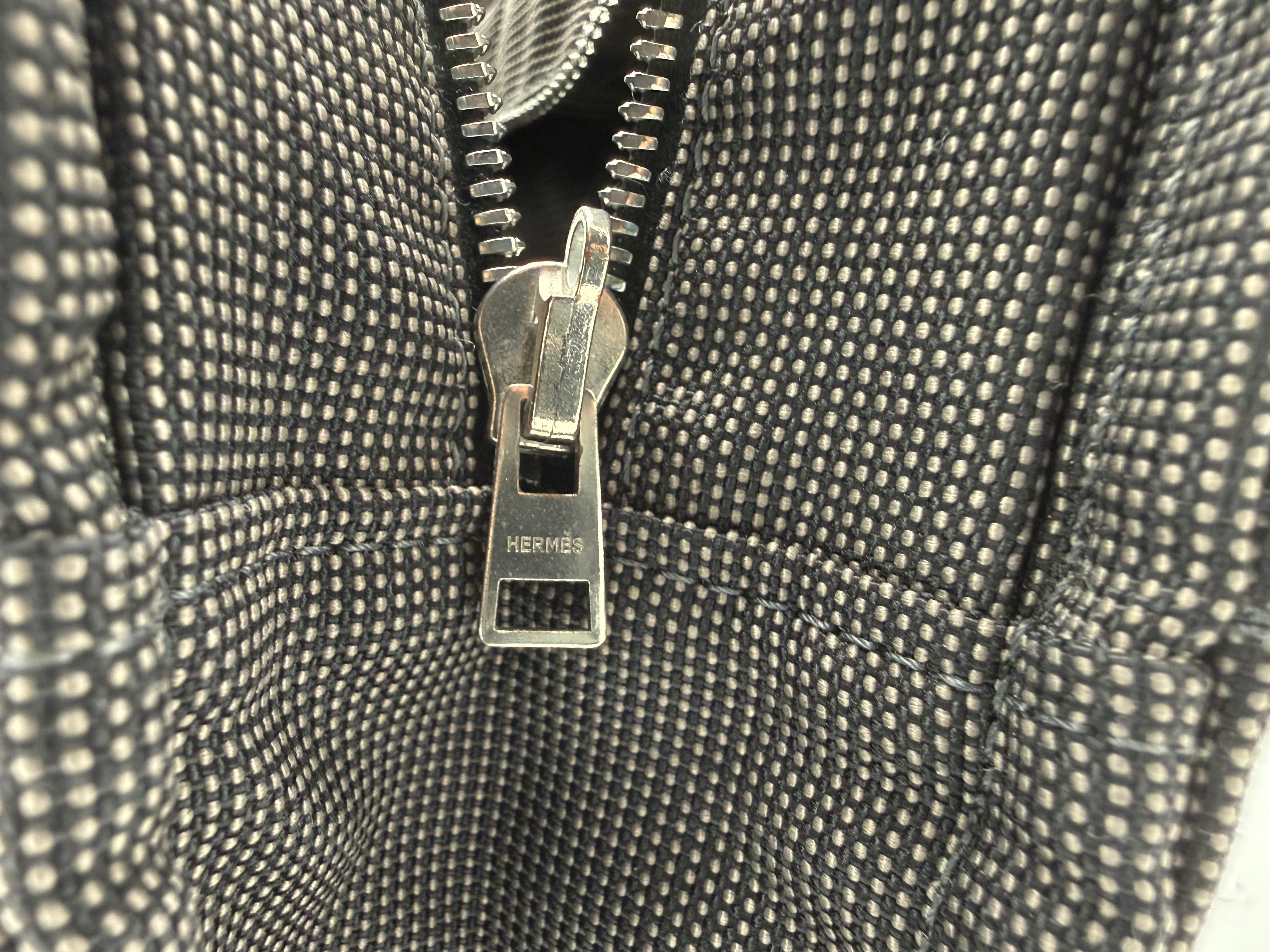 Hermès Her Line MM Hand Bag – Gray Canvas (SKU: 150448)