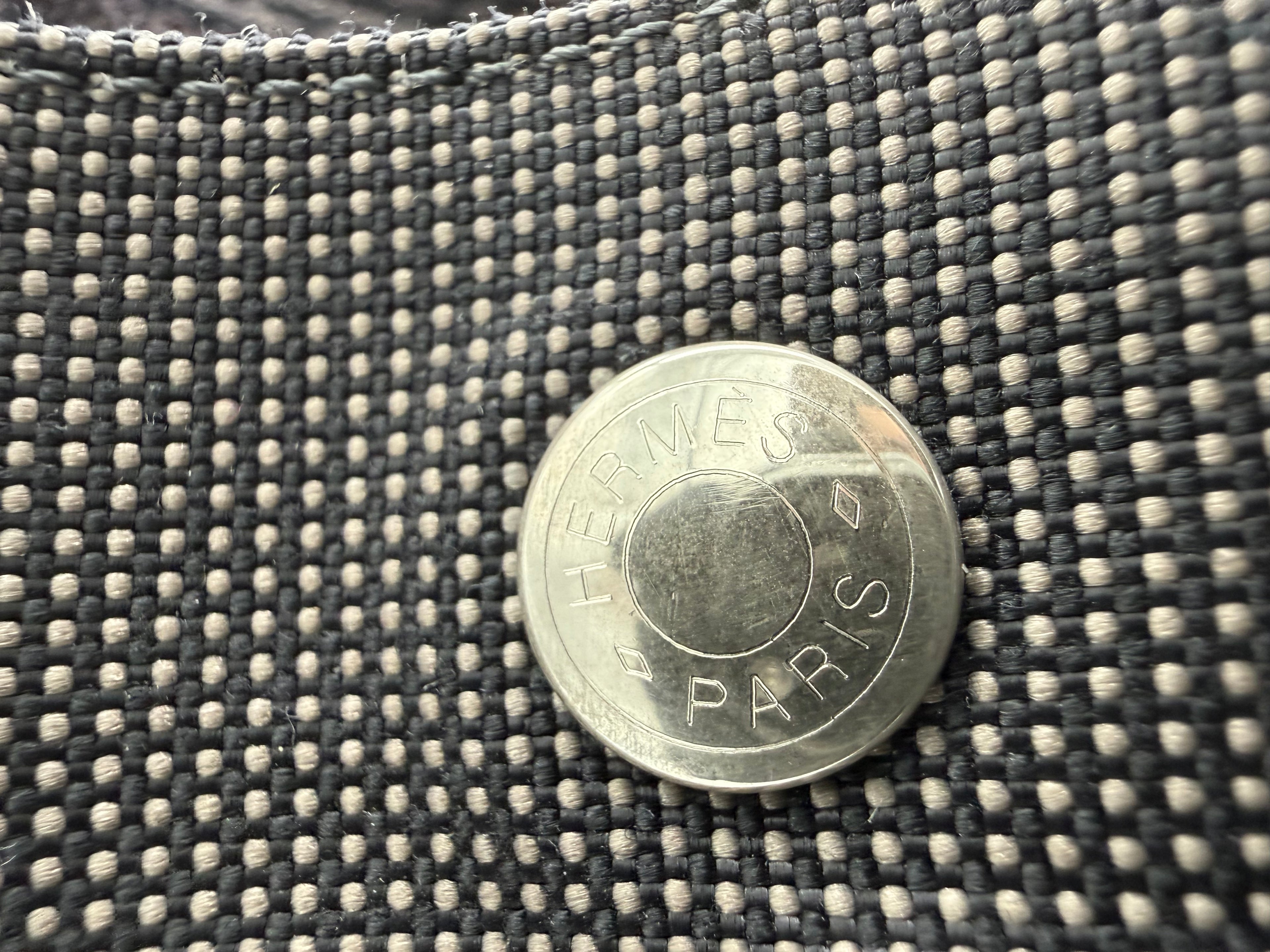 Hermès Her Line MM Hand Bag – Gray Canvas (SKU: 150448)