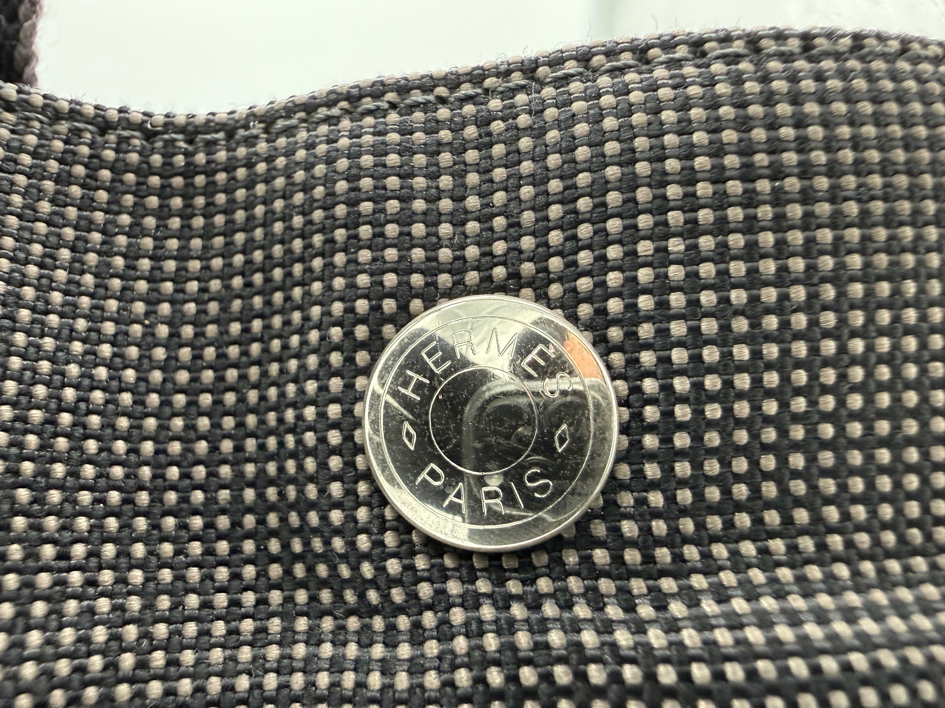 Hermès Her Line MM Hand Bag – Gray Canvas (SKU: 150448)