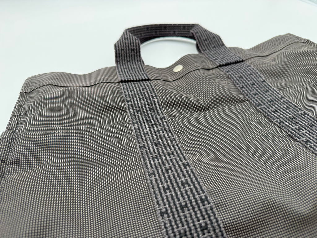 Hermès Her Line MM Hand Bag – Gray Canvas (SKU: 150448)