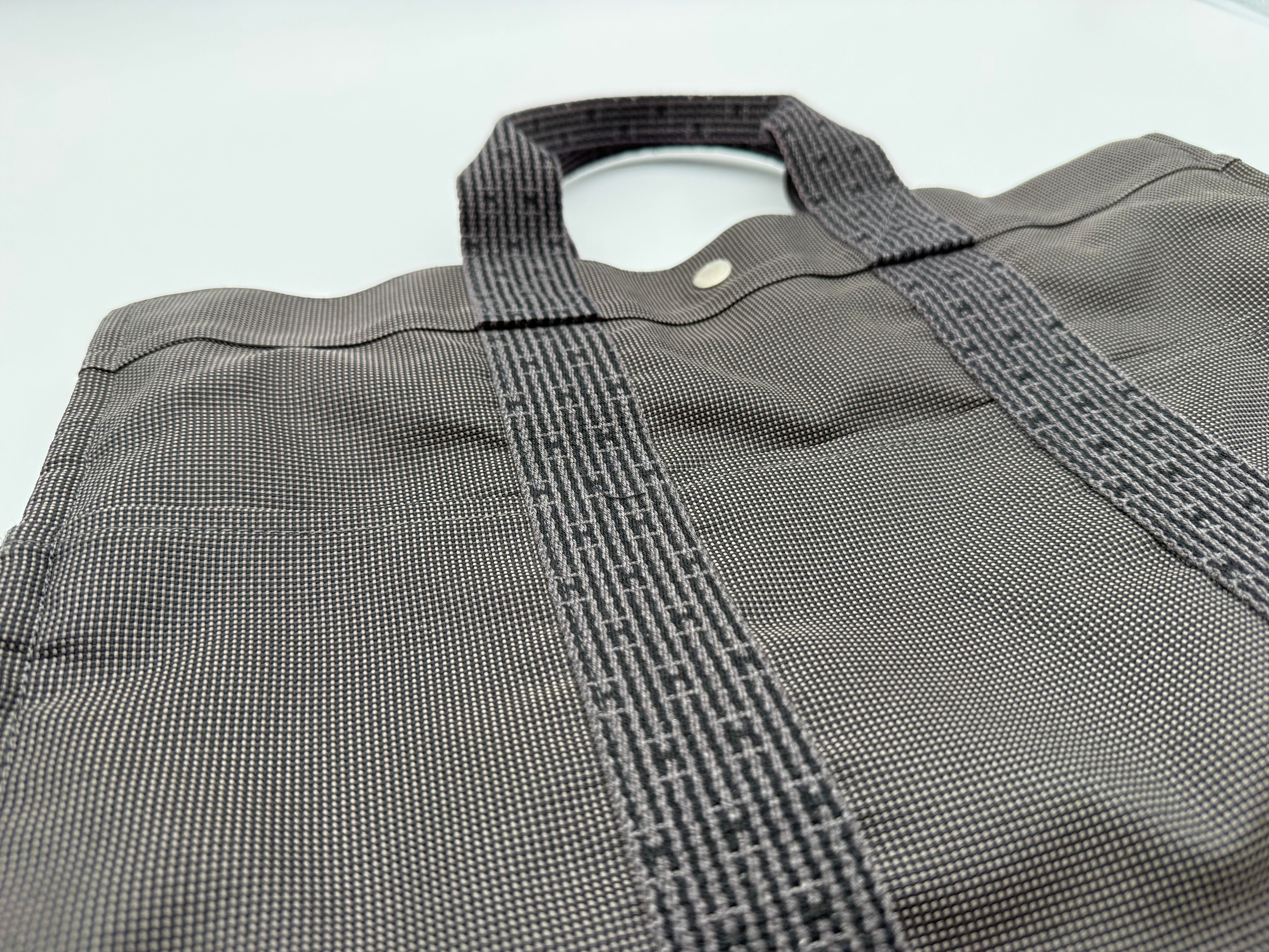 Hermès Her Line MM Hand Bag – Gray Canvas (SKU: 150448)
