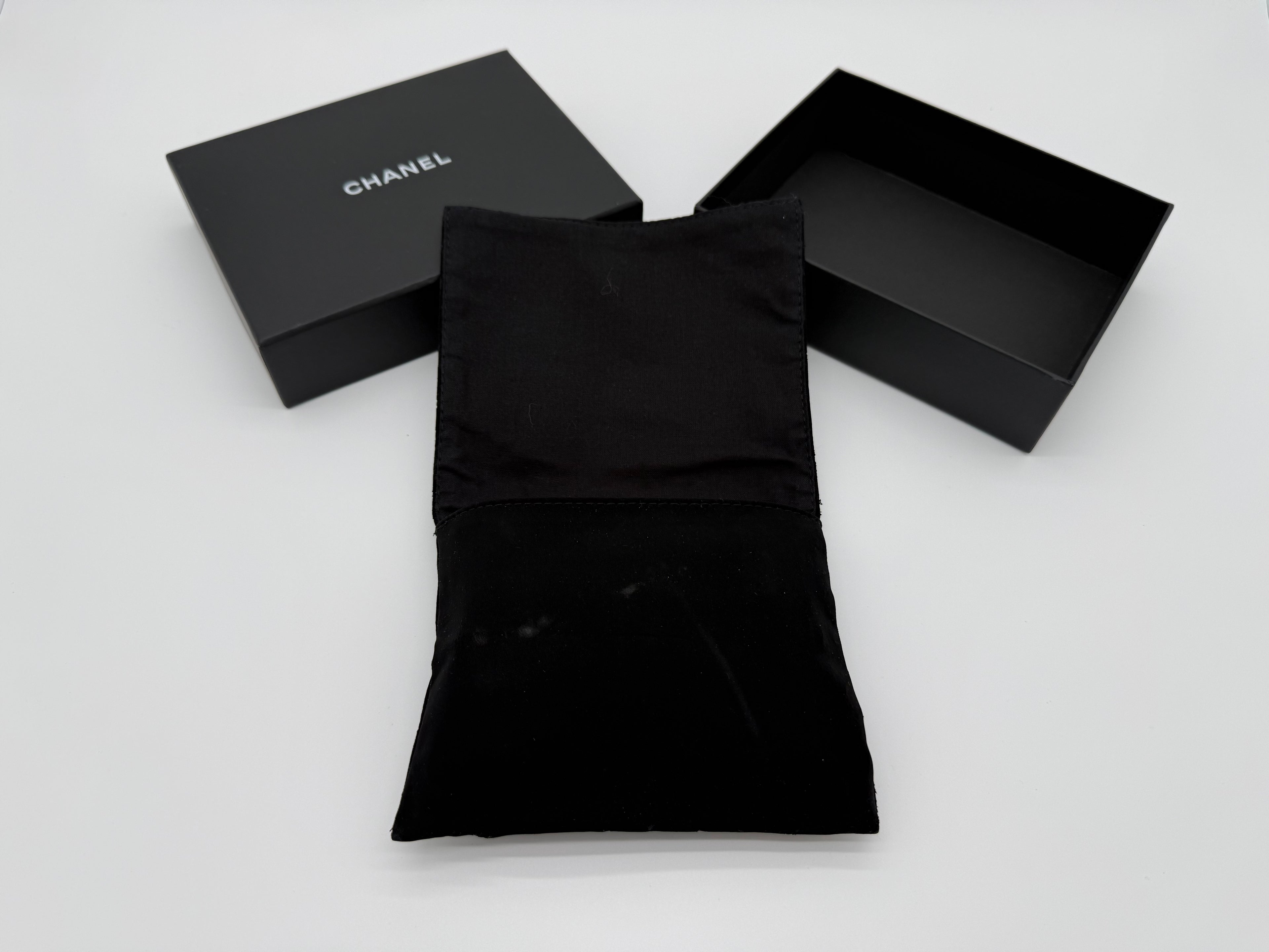 Chanel Matelassé Compact Wallet – Pink Caviar Skin (SKU: 143012M)