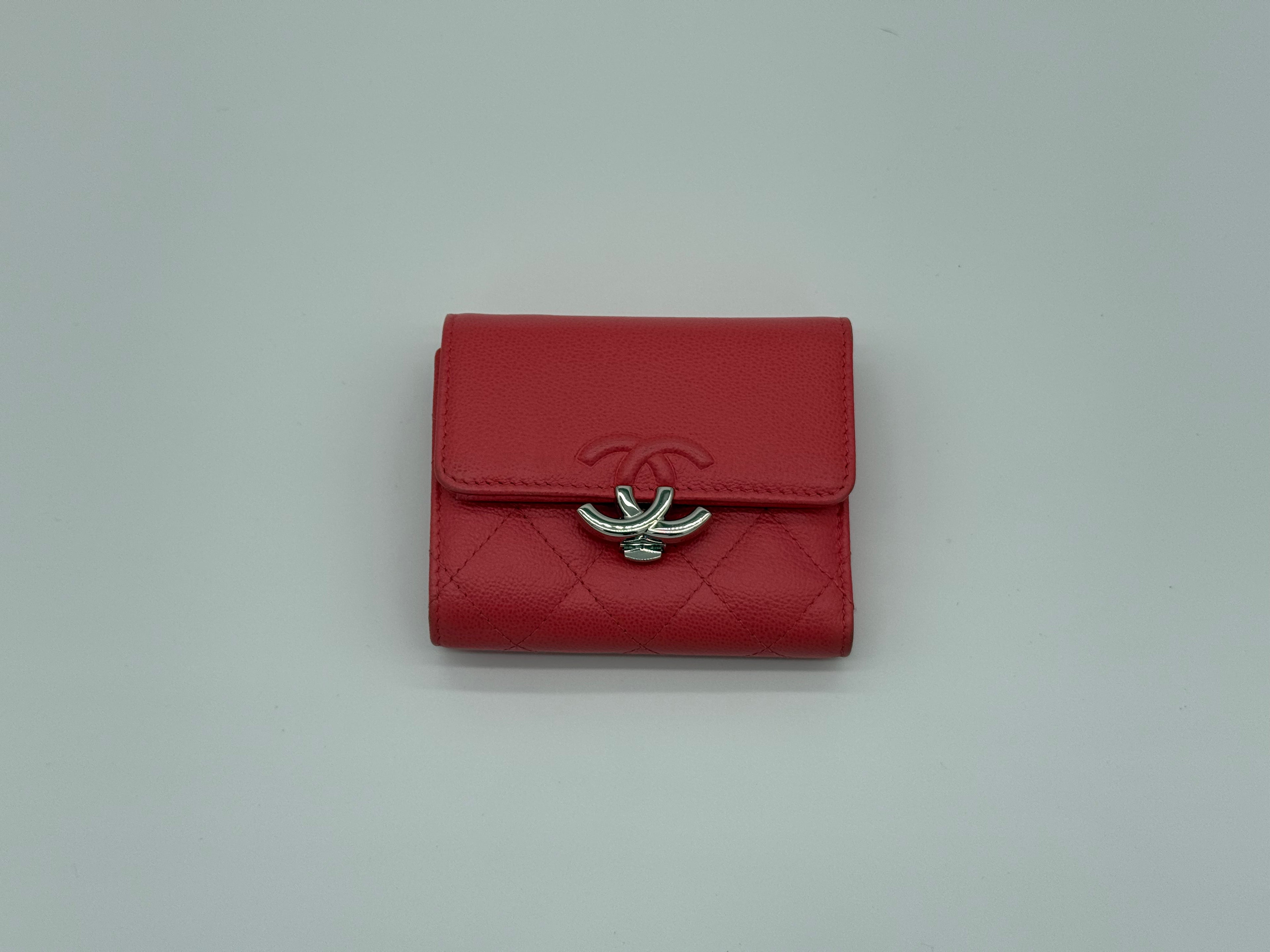 Chanel Matelassé Compact Wallet – Pink Caviar Skin (SKU: 143012M)