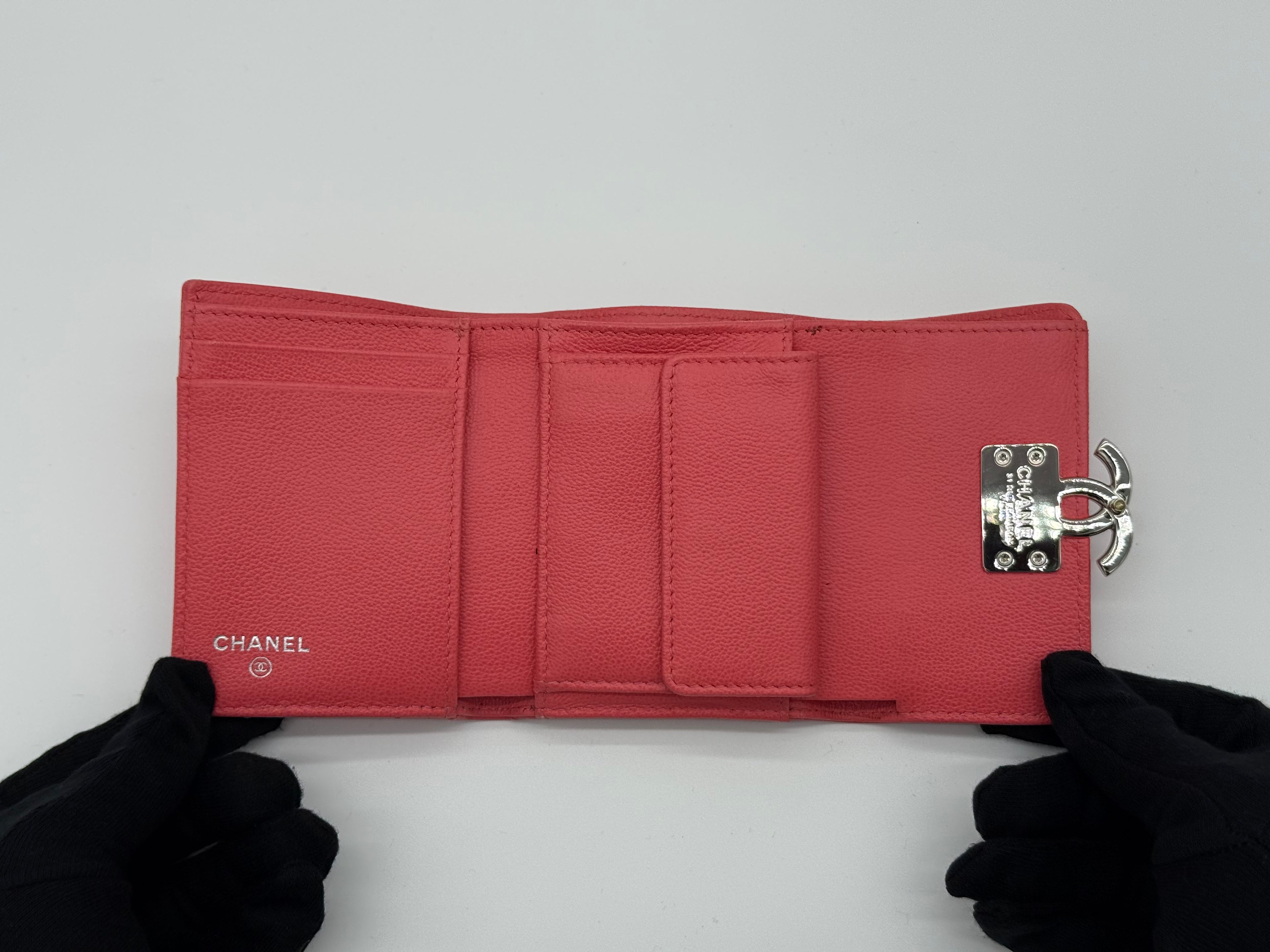 Chanel Matelassé Compact Wallet – Pink Caviar Skin (SKU: 143012M)