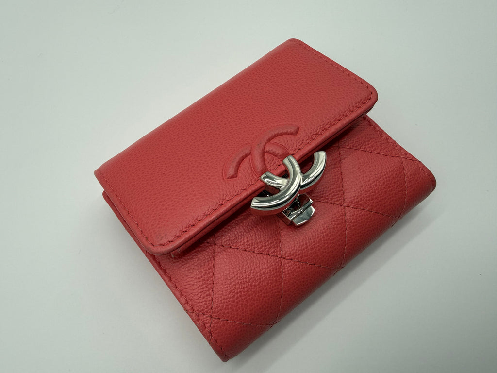 Chanel Matelassé Compact Wallet – Pink Caviar Skin (SKU: 143012M)