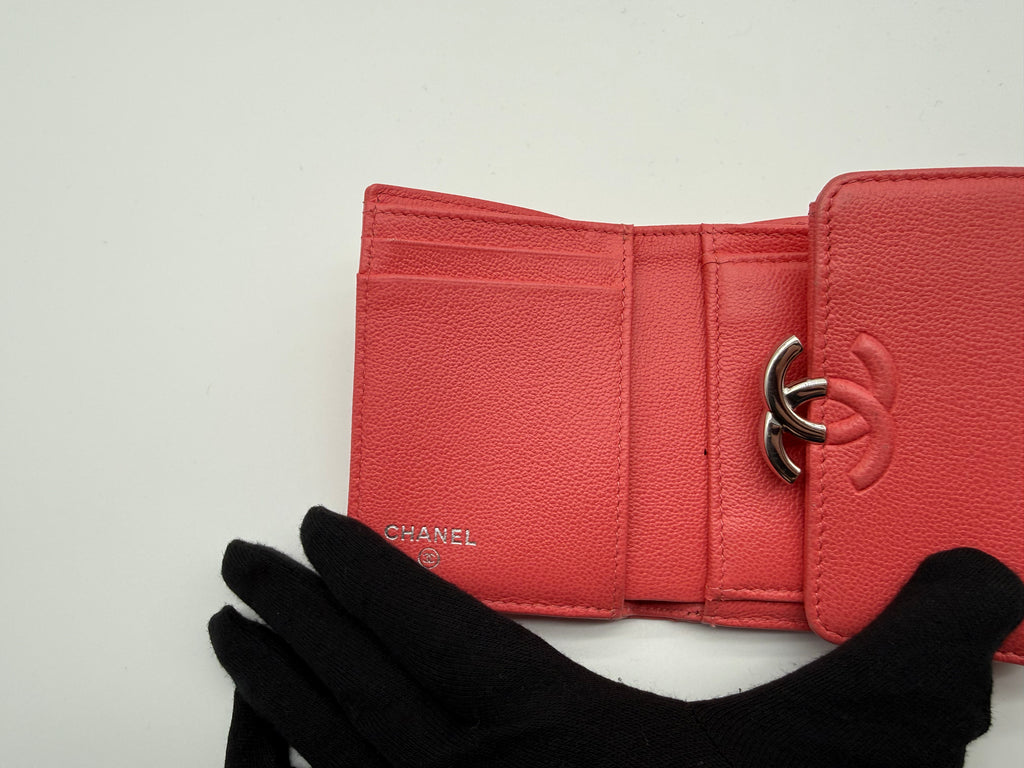 Chanel Matelassé Compact Wallet – Pink Caviar Skin (SKU: 143012M)