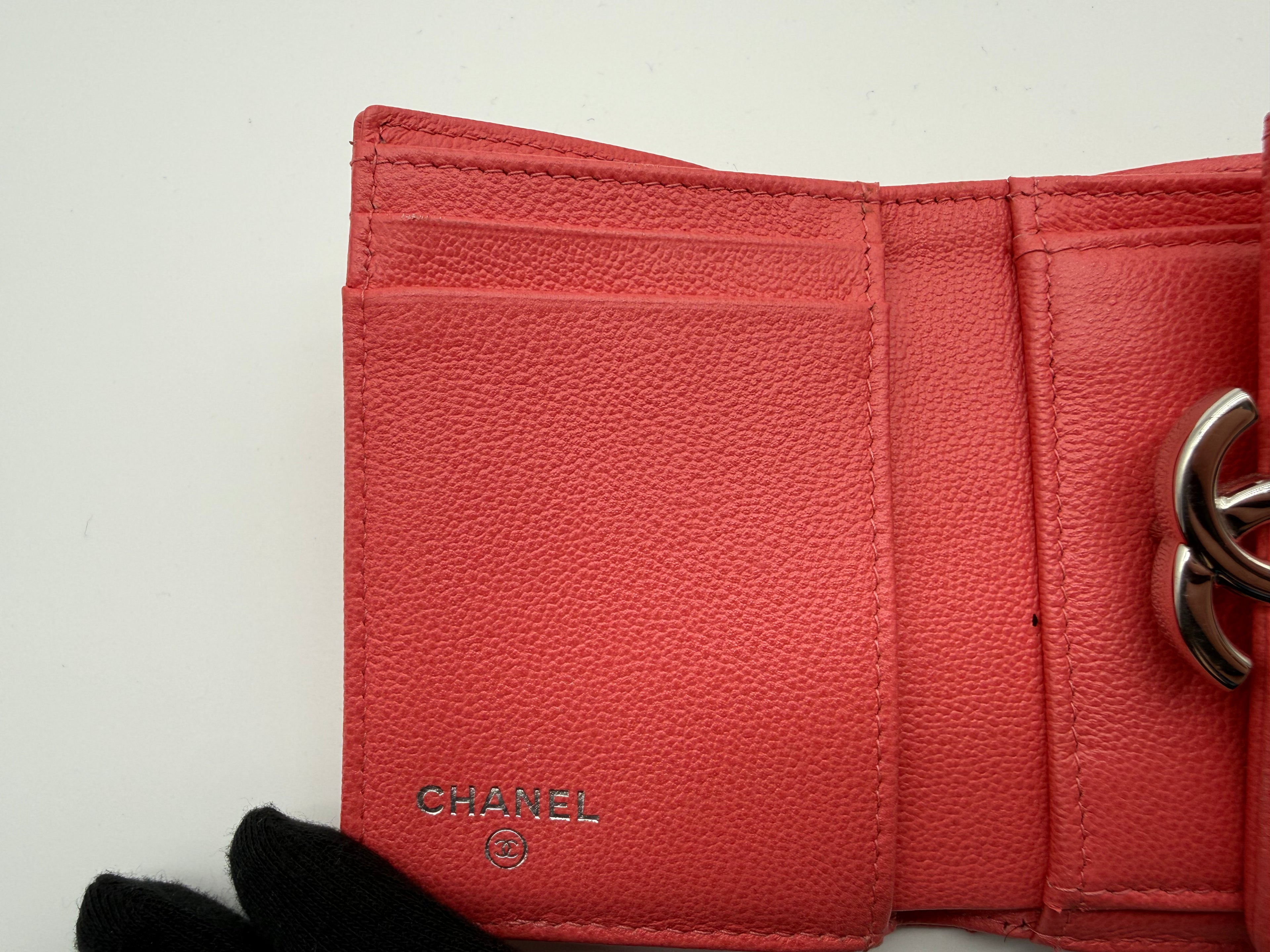 Chanel Matelassé Compact Wallet – Pink Caviar Skin (SKU: 143012M)