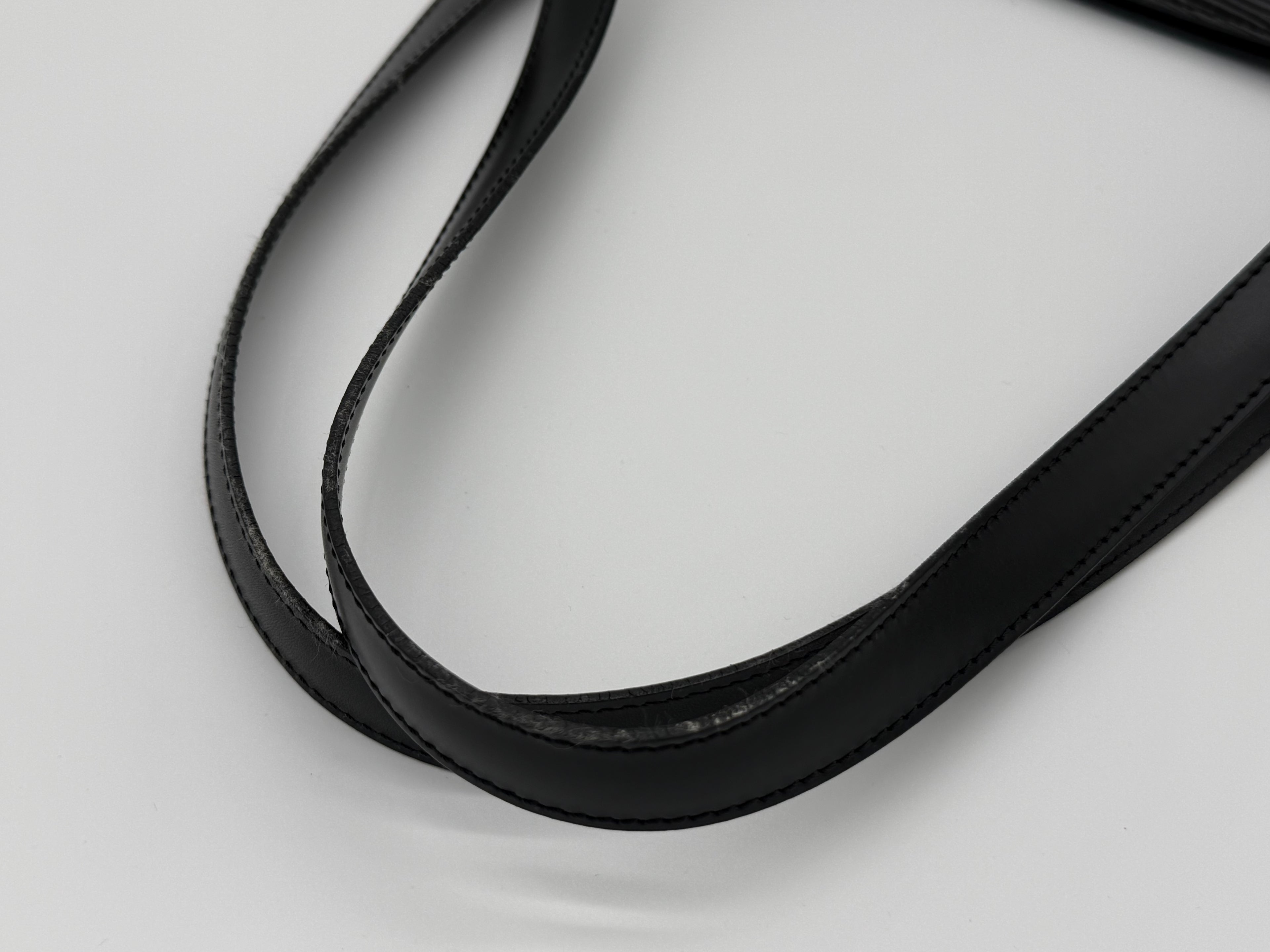 Louis Vuitton Epi Saint Jacques Shopping Bag – Black Epi Leather (SKU: am9363V)